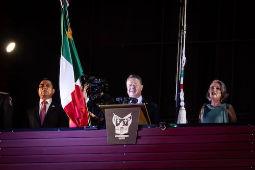 Julio Menchaca encabeza Grito de Independencia ante más de 30 mil hidalguenses