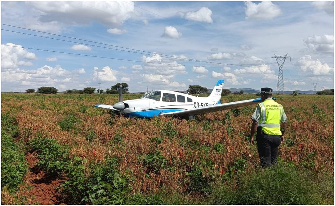 El piloto aviador de 64 años de edad, realizaba los vuelos acompañado de un alumno de 21 años, pero, al presentar esta falla mecánica la aeronave tuvo que realizar este aterrizaje forzoso. Foto: Especial