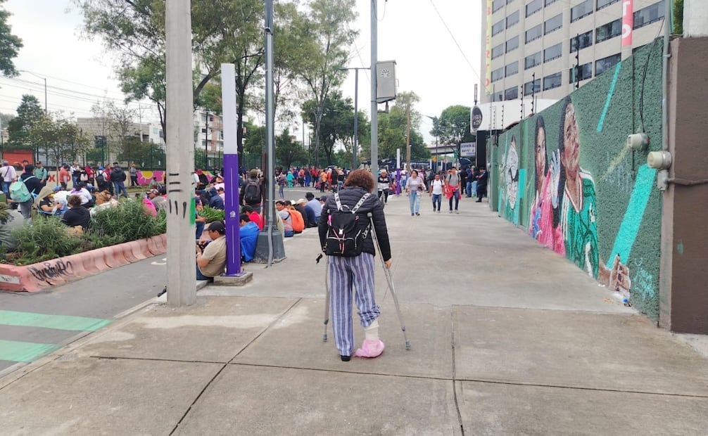 Mujer con muletas se encuentra con bloqueo en Tlalpan. Foto: Eduardo Dina/EL UNIVERSAL
