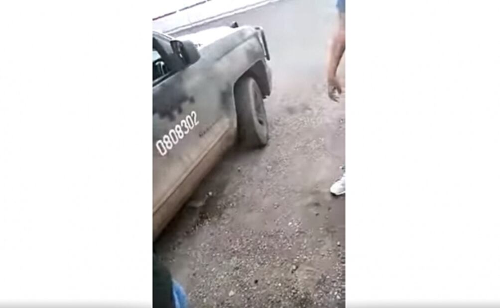 Camioneta clonada de Sedena aparece junto a cadáveres en Culiacán