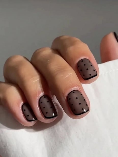 Uñas polka dots. Foto: Shein