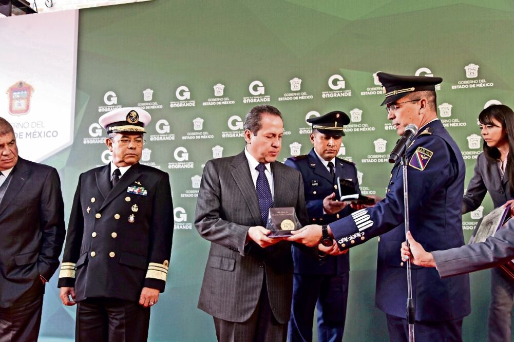 Eruviel Ávila, gobernador del Edomex, recibió una moneda conmemorativa por el aniversario del Escuadrón 201. (FOTO: JORGE ALVARADO. EL UNIVERSAL)