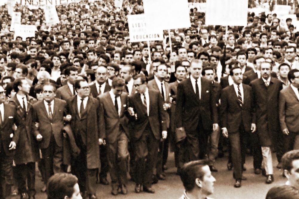 En agosto de 1968, Fernando Solana (sexto de izq. a der.) al lado del entonces rector de la UNAM, Javier Barros Sierra (quinto), en la Marcha del Silencio (ARCHIVO EL UNIVERSAL)