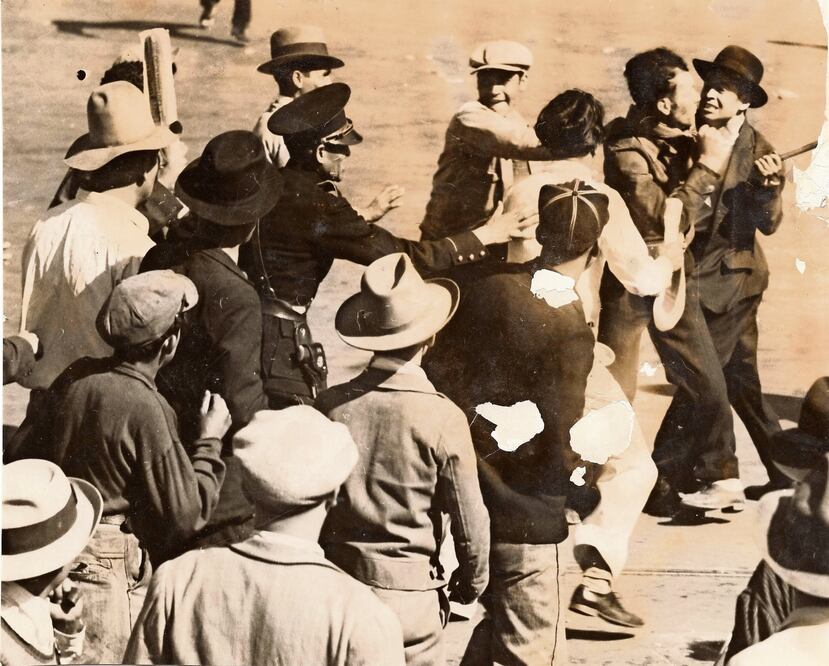 El Chato captó momentos álgidos en la manifestación del grupo nacionalista y paramilitar “Camisas doradas”, convocada en la Plaza de la Constitución, el 20 de noviembre de 1935 (CORTESÍA ARCHIVO FOTOGRÁFICO MANUEL MONTES DE OCA)