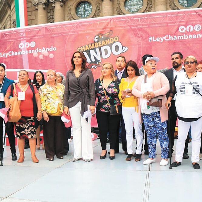 Diana Sánchez Barrios (centro), una de las dirigentes de los ambulantes del Centro Histórico, explicó que la propuesta de ley que entregaron a los diputados locales cuenta con perspectiva de género. FOTOS: ESPECIALES