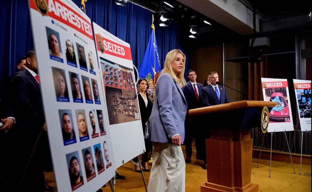 La Fiscal General de los Estados Unidos, Pam Bondi, junto con funcionarios de la Administración para el Control de Drogas (DEA) y la Fiscalía del Distrito de Nuevo México, anuncia arrestos e incautaciones de drogas en un operativo encubierto de fentanilo en Nuevo México. Foto: AFP