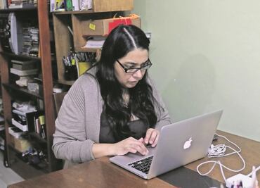 El teletrabajo puede ayudar a reducir la brecha laboral de género, afirma Premio Nobel de Economía