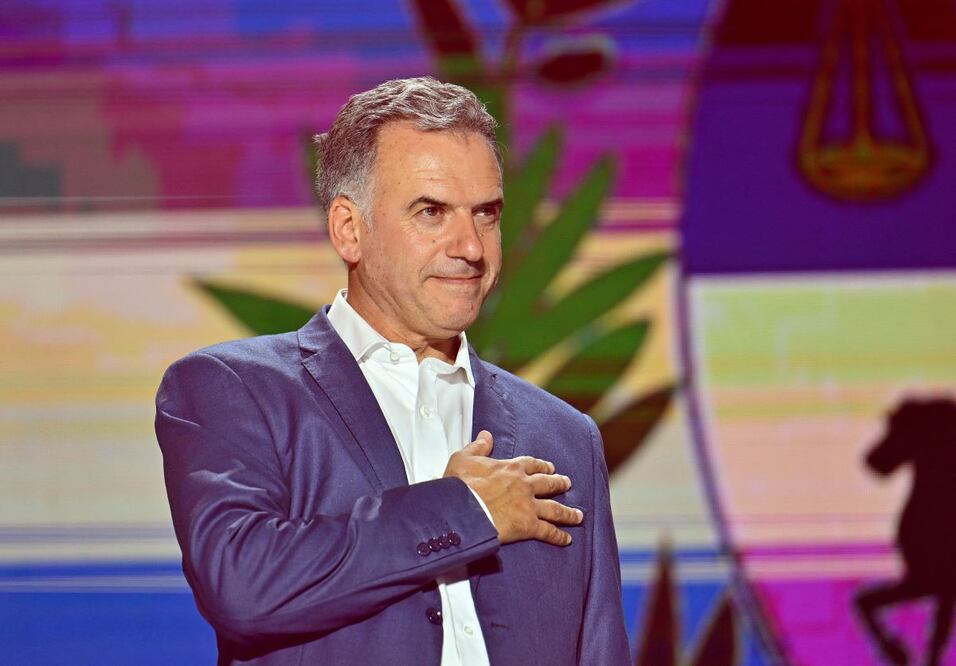El presidente electo de Uruguay, Yamandú Orsi, de la coalición Frente Amplio, gesticula mientras pronuncia su discurso de victoria tras la segunda vuelta de las elecciones presidenciales en Montevideo. FOTO: SANTIAGO MAZZAROVICH. AFP