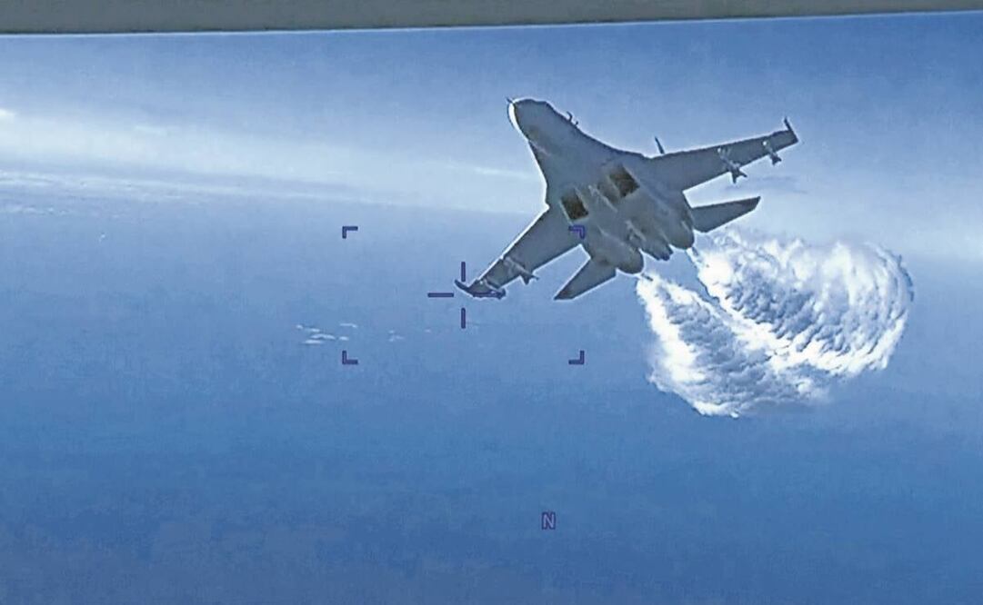 Un Su-27 ruso acercándose a la parte trasera del dron MQ-9 y comenzando a liberar combustible. Foto: AP