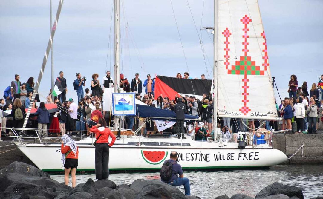 Una flotilla de barcos zarpa del puerto de San Giovanni Li Cuti en Catania, Sicilia, sur de Italia, el 27 de septiembre de 2025. La Coalición de la Flotilla de la Libertad (FFC) y Thousand Madleens to Gaza (TMTG) anunciaron el lanzamiento de una flotilla a Gaza de 10 barcos desde Catania, con decenas de personas a bordo. Foto: EFE