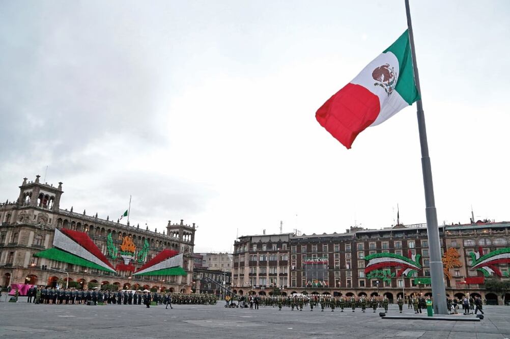 La bandera de la Plaza de la Constitución lució a media asta en memoria de las víctimas del terremoto de 1985 (BERENICE FREGOSO. EL UNIVERSAL)