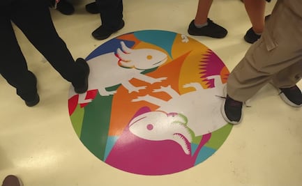 Línea 2 del Metro se alista para el Mundial 2026; visten pisos con pegatinas de colores con figuras como ajolotes