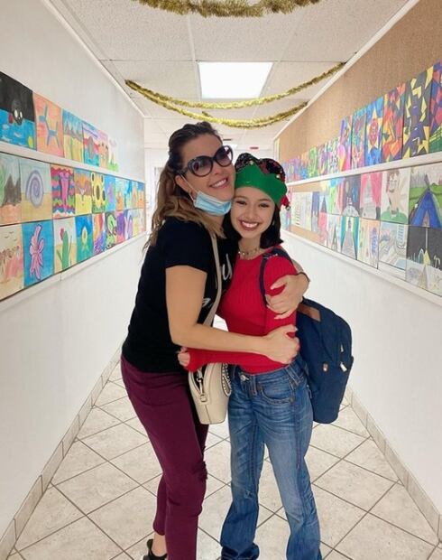 ¿Cirugía estética como regalo de 15 años? Famosas responden a sus hijas 