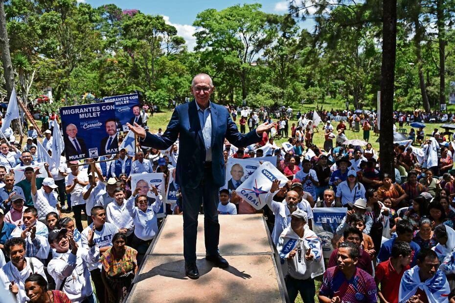 El aspirante a la presidencia por el partido Cabal, Edmond Mulet, con sus seguidores durante un mitin en San Juan Sacatepéquez, Guatemala, el 18 de junio pasado. Foto: JOHAN ORDONEZ. AFP
