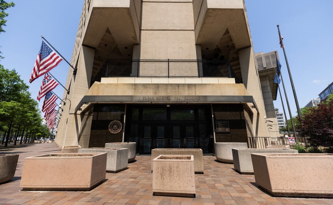 La sede del Buró Federal de Investigaciones (FBI) en Washington, D.C., EU, el 16 de mayo de 2025. El director del FBI, Patel, dijo en una entrevista televisiva: "El FBI está abandonando el edificio Hoover porque no es seguro para nuestra fuerza laboral. Foto: EFE