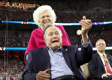 Bush padre lanza “volado” en arranque del Super Bowl LI