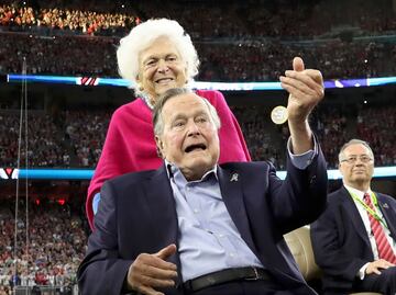 Bush padre lanza “volado” en arranque del Super Bowl LI