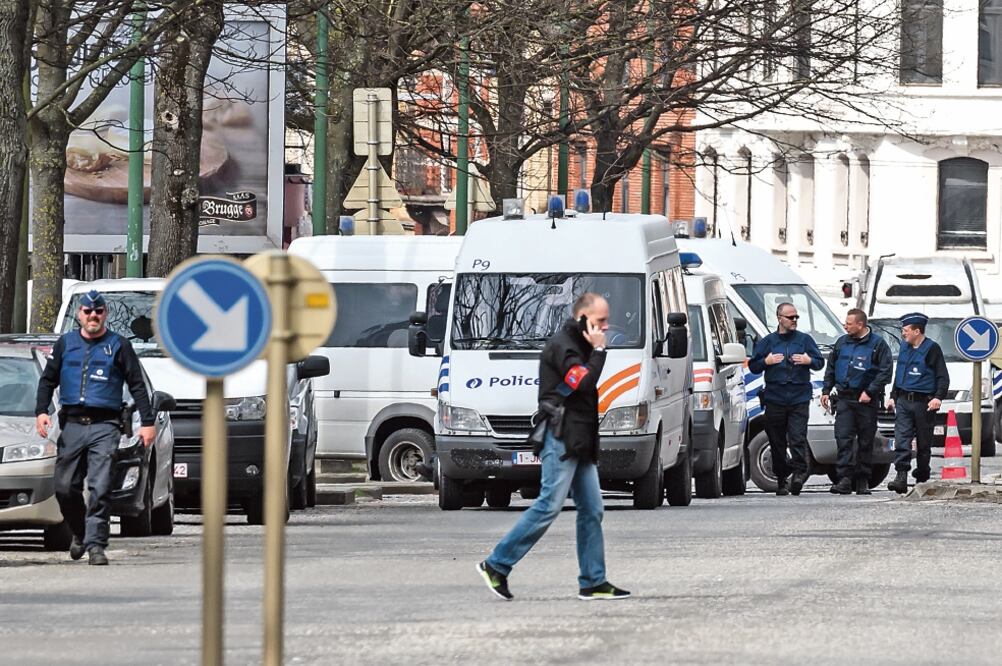 La policía asegura una zona durante un registro en el barrio de Etterbeek, en Bruselas, el sábado pasado (GEERT VANDEN WIJNGAERT. AP)