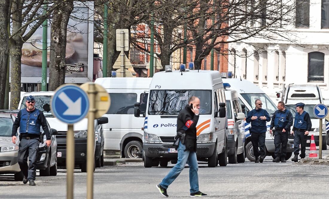 La policía asegura una zona durante un registro en el barrio de Etterbeek, en Bruselas, el sábado pasado (GEERT VANDEN WIJNGAERT. AP)