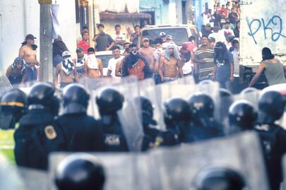 Policías se enfrentan con mototaxistas en Taxqueña