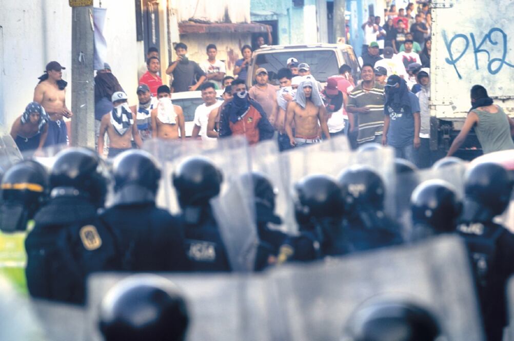 Cerca de 800 granaderos con equipo antimotín intentaron contener a los rijosos. Formaron una línea para disuadir a los agresores sobre la calle Ejido (FOTOS: GUILLERMO PEREA. EL UNIVERSAL)