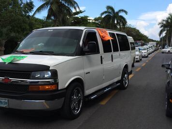 Taxistas realizan caravana contra UBER en Cancún 