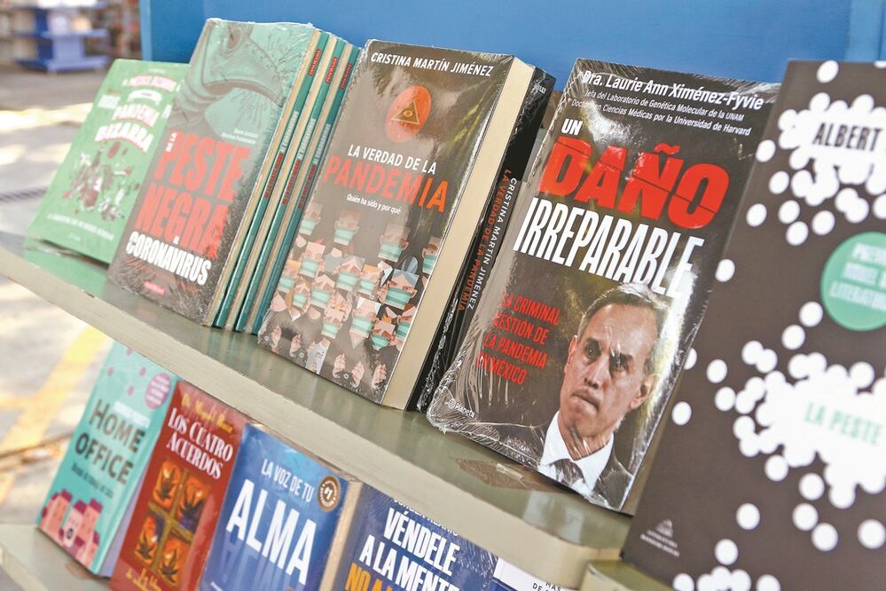 Algunos de los títulos con la temática de la pandemia ya se encuentran en las mesas de novedades y anaqueles de varias librerías en la Ciudad de México. Foto: CARLOS MEJÍA. EL UNIVERSAL