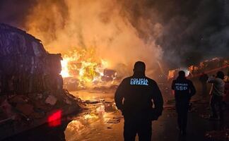 Se incendia fábrica de papel en Tizayuca, Hidalgo; fuerte columna de humo y llamas alertan a los pobladores 