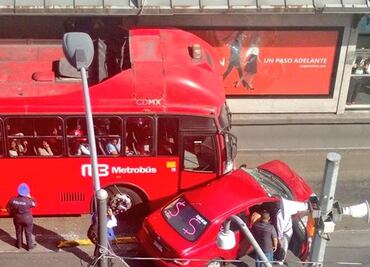 Reportan choque de Metrobús en Insurgentes