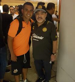 Rivales esperan 30 minutos por foto con Maradona