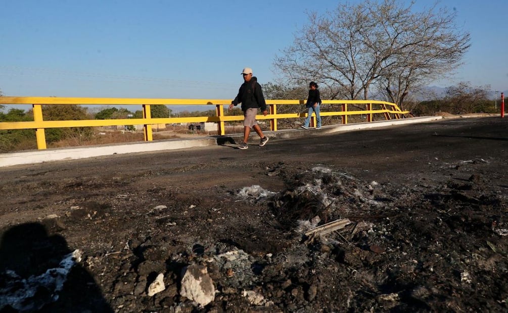 Así luce actualmente el puente La Desembocada, en la delegación de Ixtapa en Puerto Vallarta, Jalisco tras el intento de derribo durante enfrentamiento por caída de "El Mencho" (27/02/2026). Foto: Juan Carlos Williams / EL UNIVERSAL
