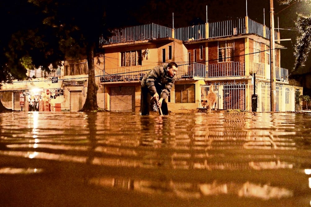 La Dirección de Obras y Servicios de Iztapalapa informó que recogió más de 32 toneladas de residuos sólidos que ocasionaron las anegaciones (FERNANDO RAMÍREZ. EL UNIVERSAL)