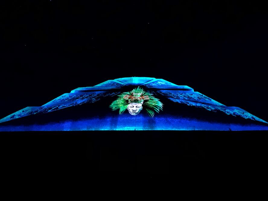 En la Pirámide del Sol se realiza un videomapping para conocer la historia completa del nacimineto de Teotihuacán. (Foto: Viridiana Ramírez / El Universal)