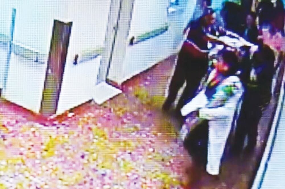 Un video difundido por EL UNIVERSAL permitió ver cuando el director del ISSSTE ingresó al hospital 'Adolfo López Mateos' y se presentaron algunas fallas, como la de una rueda de la camilla, que retrasaron su atención (ARCHIVO EL UNIVERSAL)