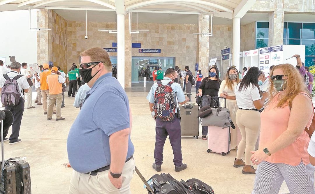 Turistas recorren el Aeropuerto Internacional de Cancún, Quintana Roo. México no pide prueba de Covid-19 a quienes llegan al país. Foto: Daniel Slim. AFP