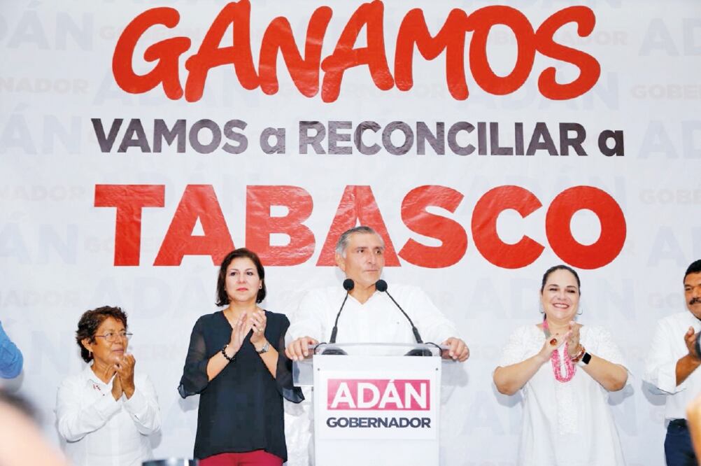 Arropado por militantes y simpatizantes de la coalición Juntos Haremos Historia, Adán Augusto López Hernández (al centro), fue recibido con aplausos y gritos de “¡gobernador, gobernador!”. (LUMA LÓPEZ. EL UNIVERSAL)