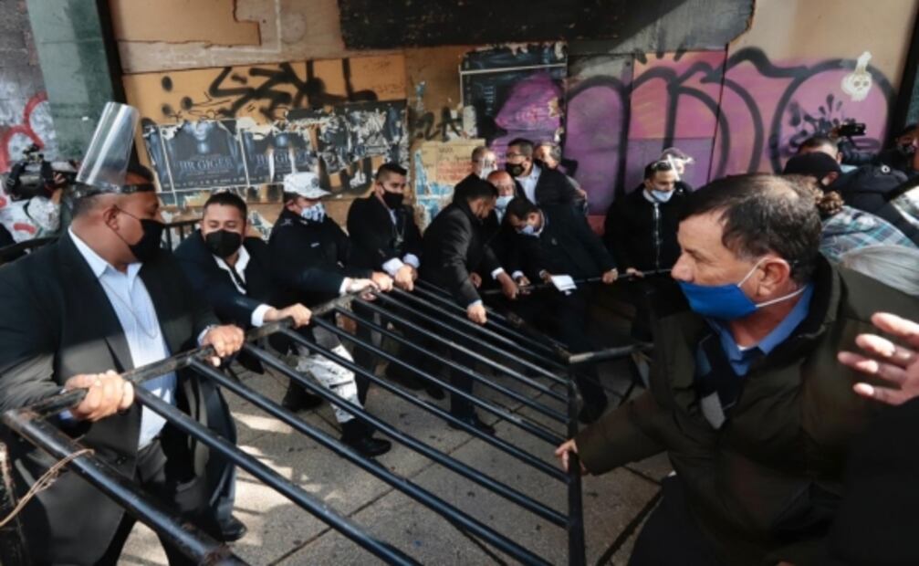 Reportan altercado entre grupos contra extinción fideicomisos y personal de seguridad del Senado 