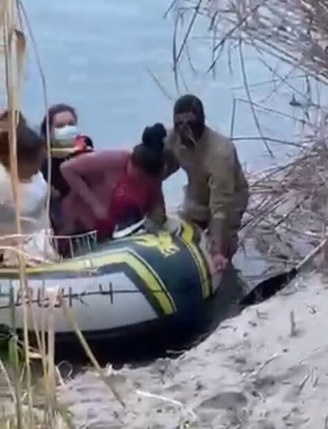 Difunden video de migrantes cruzando el río Bravo en lancha