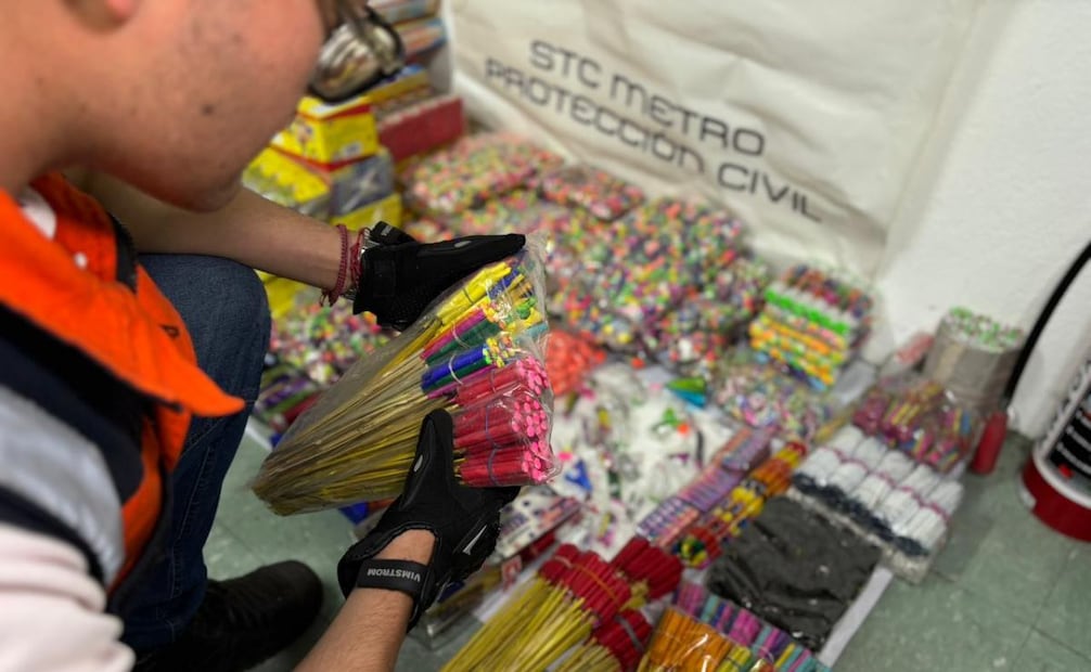 Operativo Cero Pirotecnia: Decomisan 327kg de mercancía diversa de fuegos artificiales en estaciones del metro.
Foto: Especial.