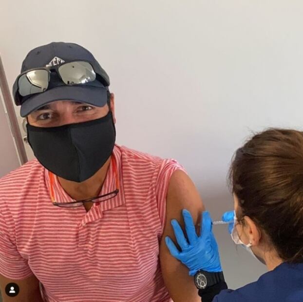 "Ya vacunaron a mi papá": Fans celebran vacunación de Chayanne