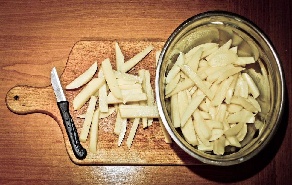 Cortar la papa en bastones de grosor uniforme garantiza que se cocinen de forma pareja durante la primera y segunda fritura. Foto: Pixabay.