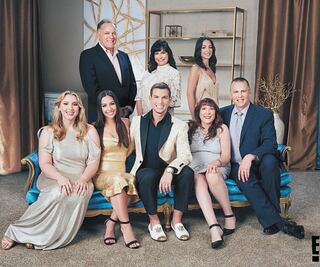 Matt y Alexa abren la puerta de su casa en "Meet the Frasers"