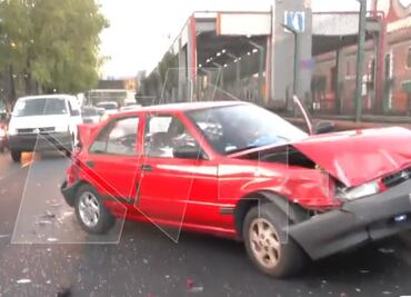 Tráiler choca contra 3 vehículos en calzada San Antonio Abad y se da la fuga