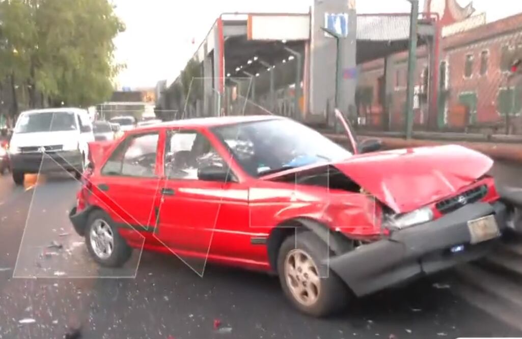 El vehículo rojo fue el más dañado. FOTO: Foro Tv