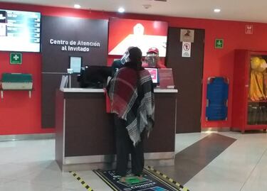 Aprovechan algunos que no hay gente para acudir al cine