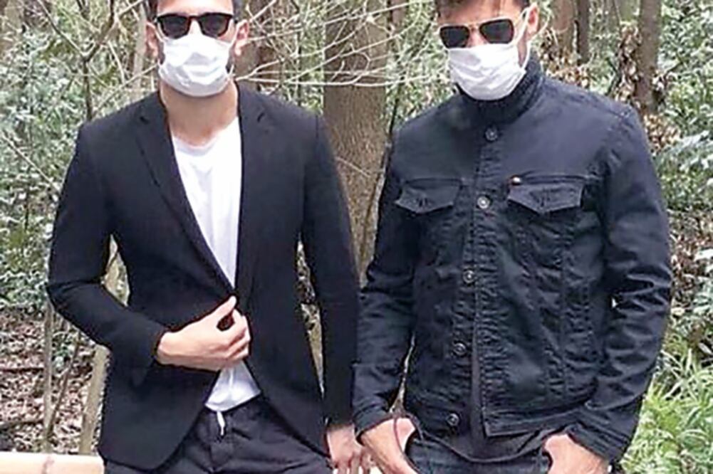 El artista de la pintura colgó una foto en Instagram , donde aparecen con mascarilla y gafas (TOMADA DE INSTAGRAM)