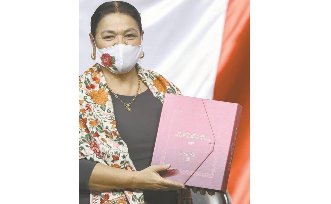 Dulce María Sauri recibió ayer el Paquete Económico 2021. Foto: DIEGO SIMÓN SANCHEZ. EL UNIVERSAL