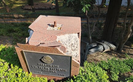 FOTOS "Olvidan" levantar estatua de Felipe Calderón en Los Pinos; fue derribada por un árbol
