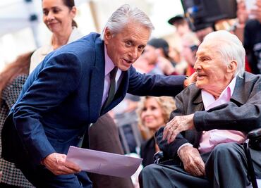 Michael Douglas obtiene estrella cerca de la de su padre en Hollywood