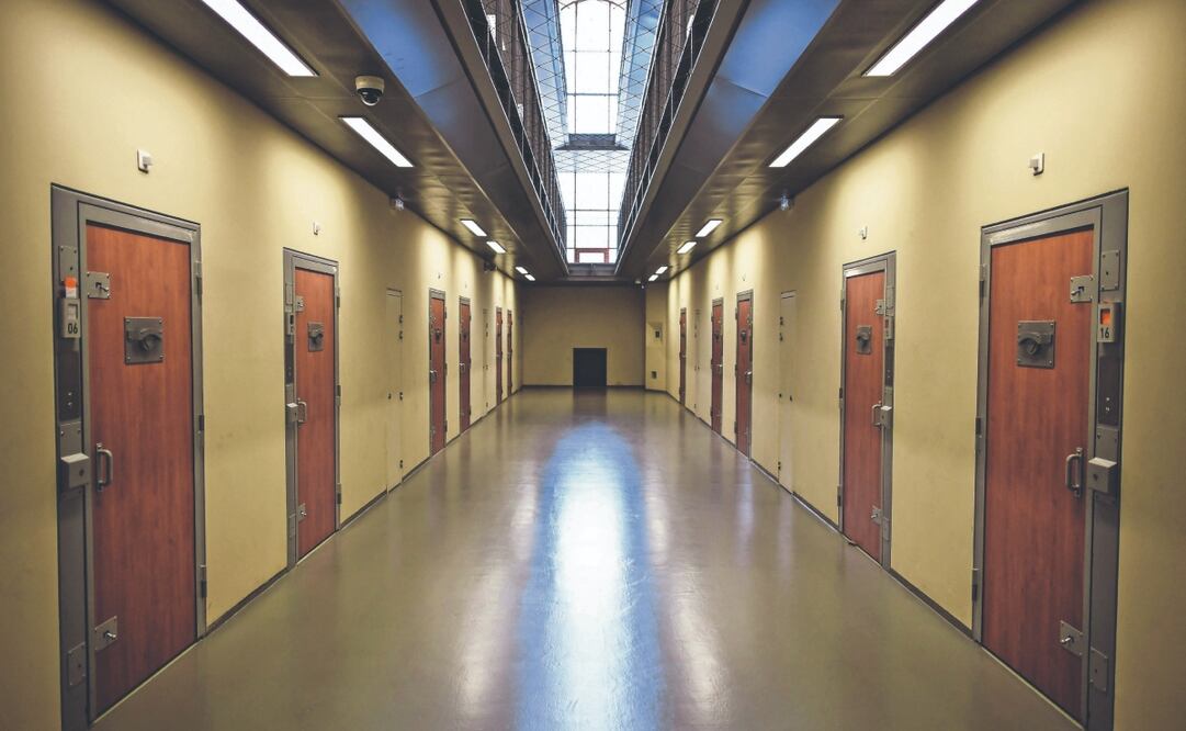 Una celda y los pasillos en la prisión parisina de Santé, en 2019, tras ser renovada. FOTOS: STEPHANE DE SAKUTIN. AFP